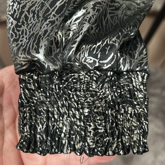 80's Ship 'n Shore Silver
Lamé Top size 8 vintage - Picture 3 of 9